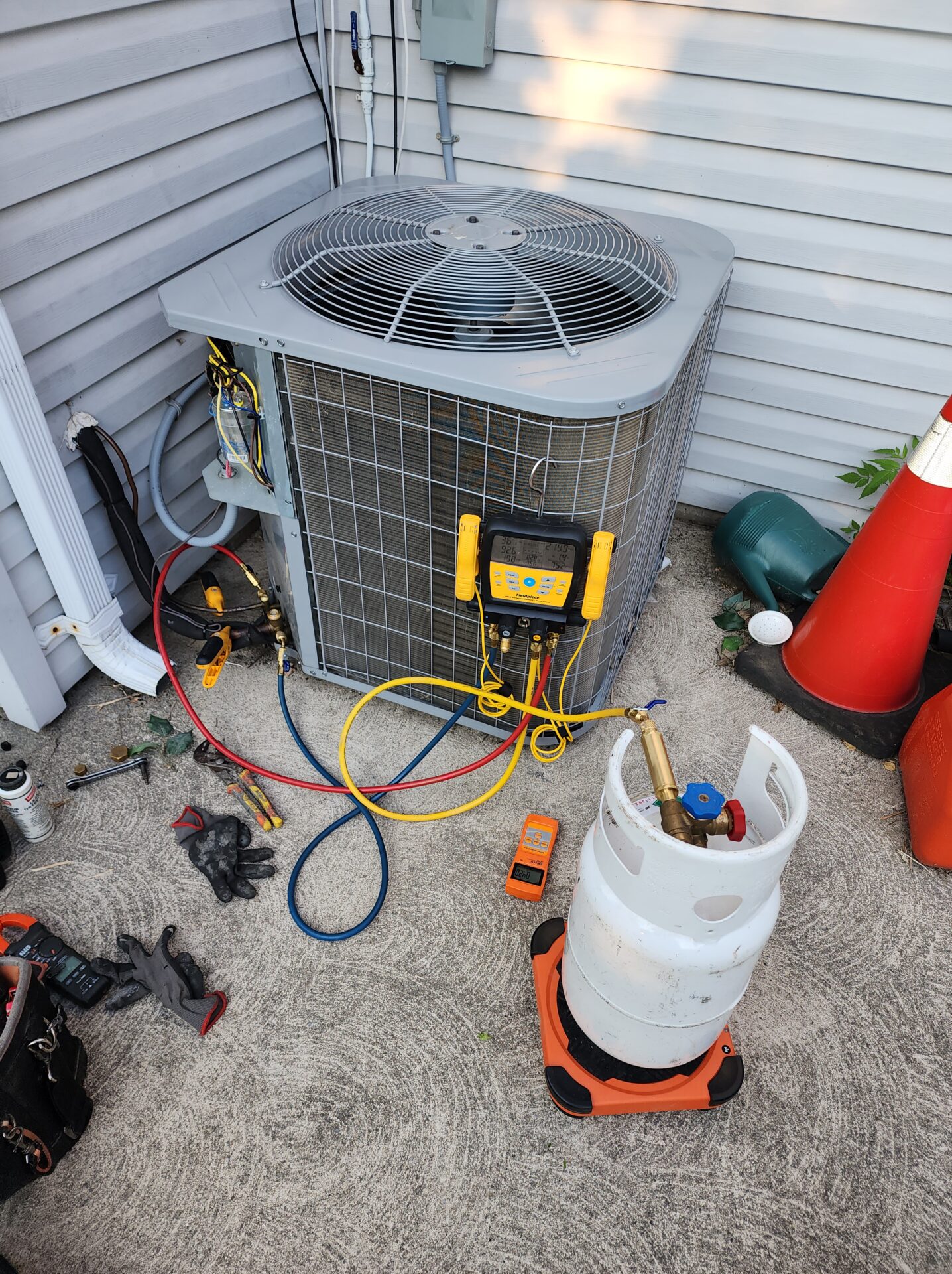 Professional AC refrigerant recharge service